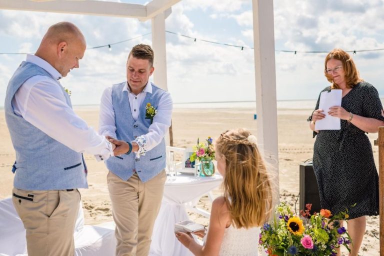 Wat een romantische ceremonie. Precies zoals we het voorgesteld hadden.